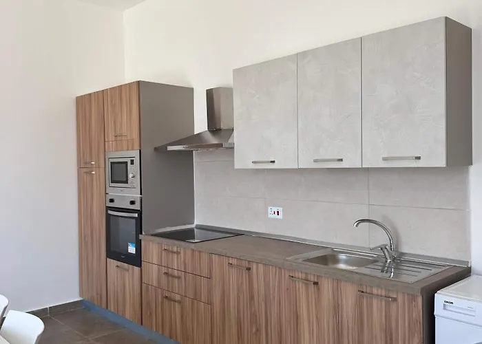 Cozy 1-bedroom Penthouse - By Hostmt Lägenhet