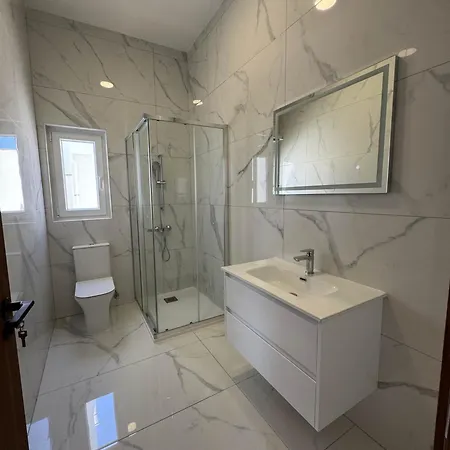 דירה Cozy 1-bedroom Penthouse - By Hostmt