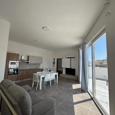 דירה Cozy 1-bedroom Penthouse - By Hostmt